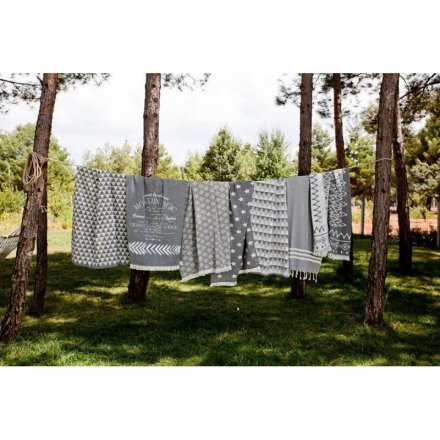 Плед-накидка 130х170 см см Mountain Magic Throw чорно-білий